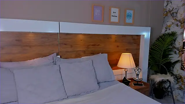 EmaBakker online show from November 7, 2025, 12:21 pm