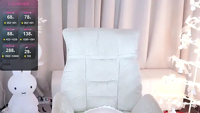 UUKiss  online show from March 3, 2025, 1:12 pm