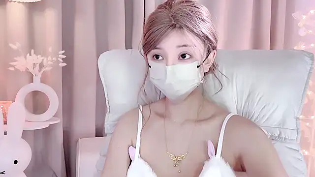 UUKiss  online show from February 16, 2025, 7:49 pm