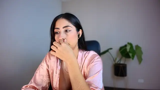 auroracaruso11 online show from December 14, 2025, 8:58 pm