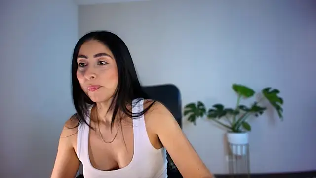 auroracaruso11 online show from February 19, 2026, 4:26 pm