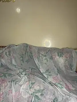 Layla-daloua online show from December 10, 2024, 1:32 am