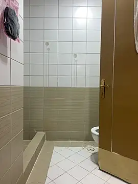 Layla-daloua online show from December 14, 2025, 10:37 pm