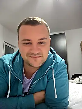 KarlosCarutox online show from September 17, 2025, 5:26 pm