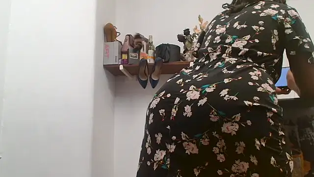 xTALLSEXYBUMx online show from October 28, 2025, 5:56 pm