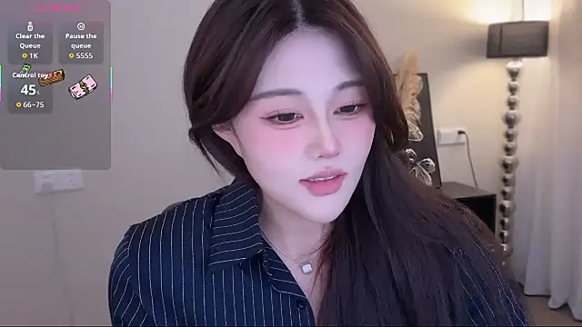 Strawberrybabyy1 online show from November 6, 2025, 3:49 pm