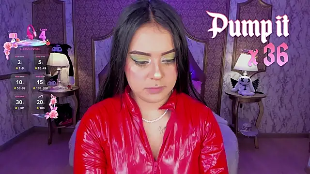 SoffiQueen online show from May 6, 2026, 1:37 pm