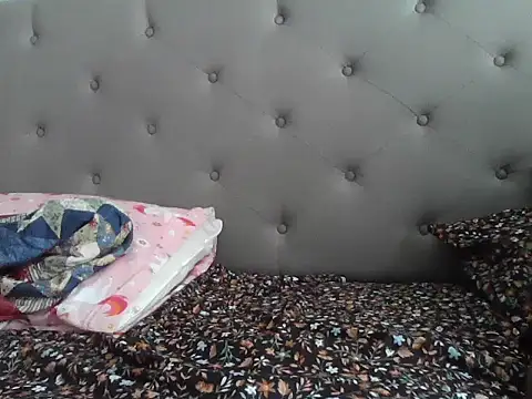 skinny  boy   online show from December 15, 2025, 6:25 pm