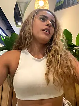 ZoeJohnsoon online show from December 17, 2025, 6:24 pm