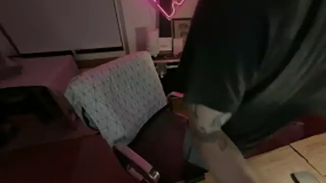 Snapshot of RuffClvb chatting on December 18, 2025, 12:31 pm RuffClvb online show from December 18, 2025, 12:31 pm