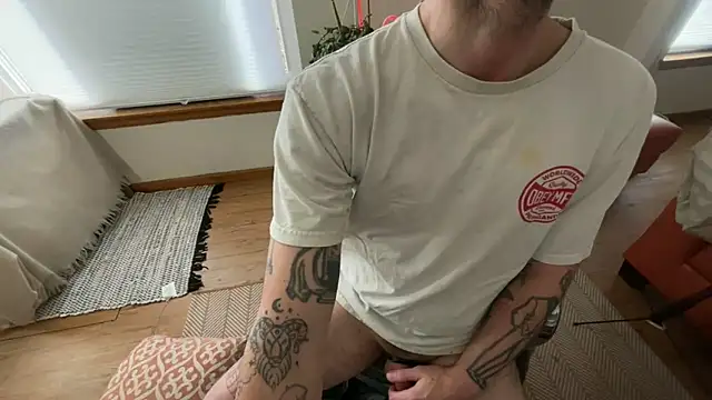 Snapshot of RuffClvb chatting on February 4, 2026, 9:43 pm RuffClvb online show from February 4, 2026, 9:43 pm