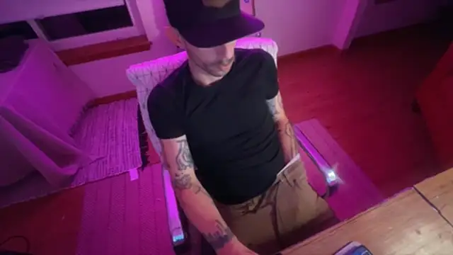 Snapshot of RuffClvb chatting on December 23, 2025, 8:13 am RuffClvb online show from December 23, 2025, 8:13 am