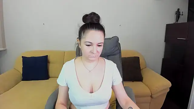 AngellLika online show from December 5, 2025, 1:43 pm