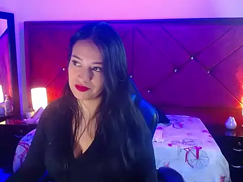Julietacollins06 online show from May 4, 2026, 1:25 pm