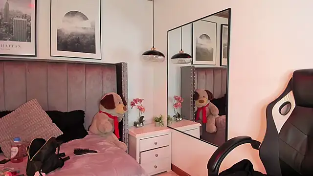 Alaia Cute online show from September 13, 2025, 3:39 am