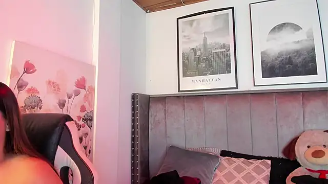 Alaia Cute online show from October 5, 2025, 3:52 am