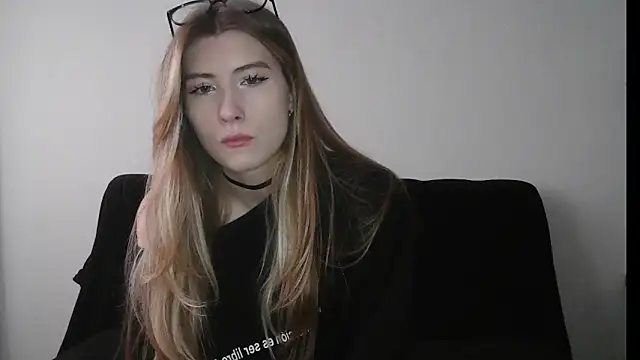 ErikaShyy online show from October 21, 2025, 10:47 am