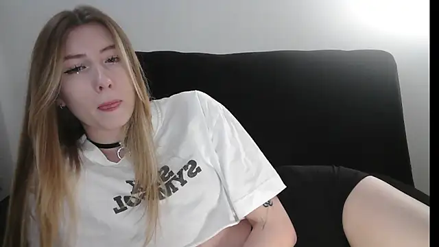 ErikaShyy online show from May 29, 2026, 9:59 am