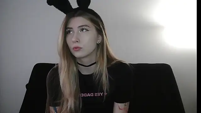 ErikaShyy online show from December 18, 2025, 11:14 am