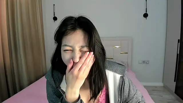 Snapshot of Lola_Peach chatting on April 11, 2026, 5:04 am Lola Peach online show from April 11, 2026, 5:04 am