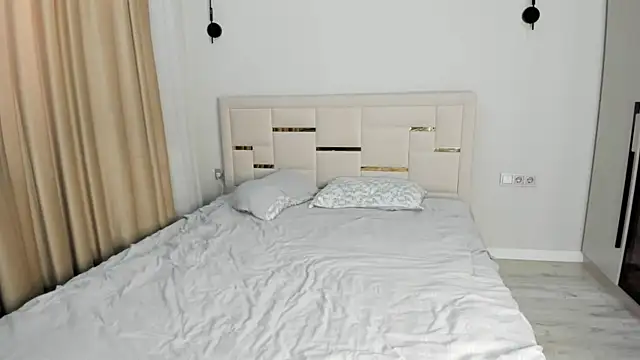 Snapshot of Lola_Peach chatting on April 2, 2026, 2:41 am Lola Peach online show from April 2, 2026, 2:41 am