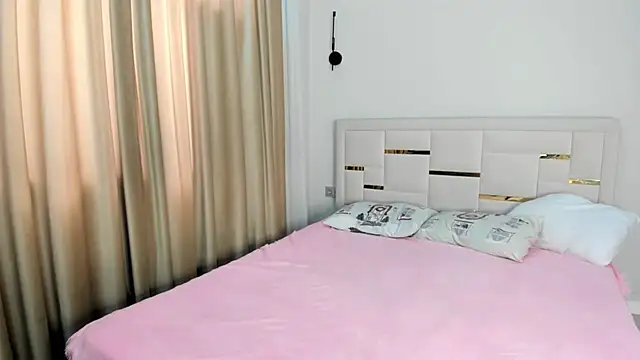 Snapshot of Lola_Peach chatting on April 17, 2026, 4:59 am Lola Peach online show from April 17, 2026, 4:59 am