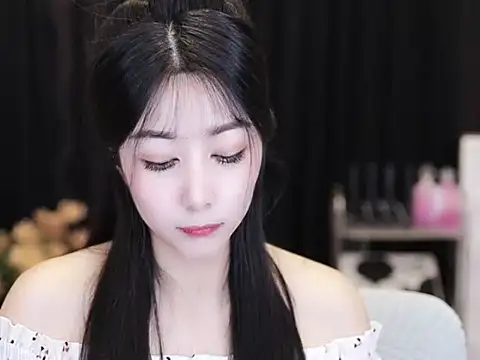 Nuyoah-77 online show from September 20, 2025, 4:23 pm