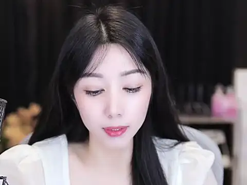 Nuyoah-77 online show from September 17, 2025, 4:31 pm