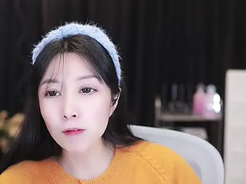 Nuyoah-77 online show from December 1, 2025, 2:40 pm