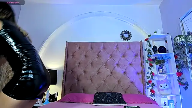 LadyAvalon online show from November 6, 2025, 6:01 pm