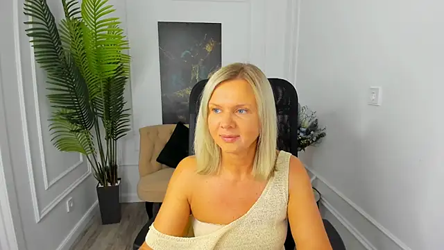 AgathaKlouin online show from October 2, 2025, 7:06 pm