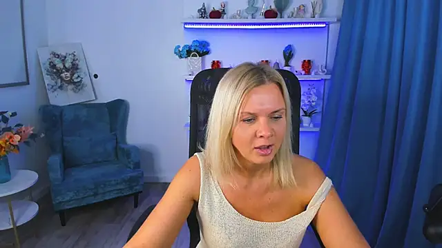 AgathaKlouin online show from November 1, 2025, 7:19 pm