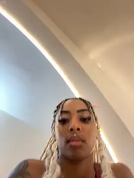Alondrasparrow2 online show from May 5, 2026, 11:30 pm