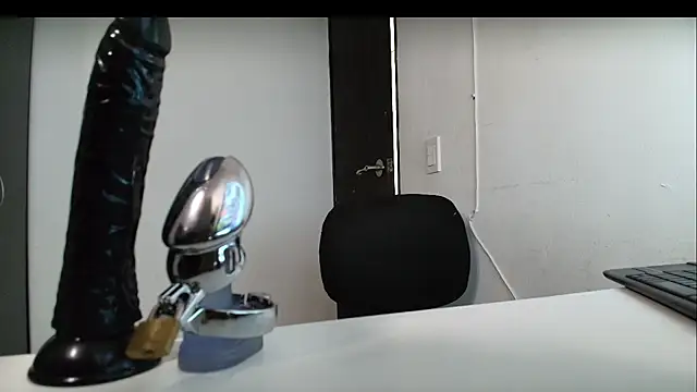 latinfeet-qos online show from March 15, 2025, 7:05 pm