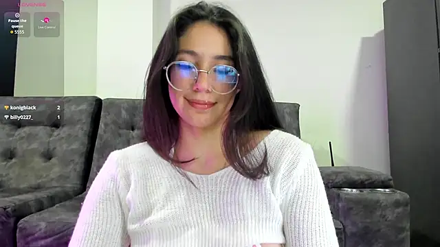 emmadiaz1 online show from November 5, 2025, 4:37 am