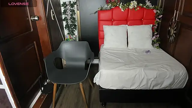 SexyNaf online show from December 18, 2025, 8:01 pm