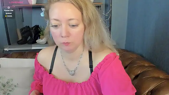 JesiaFoxi online show from June 3, 2026, 9:32 am