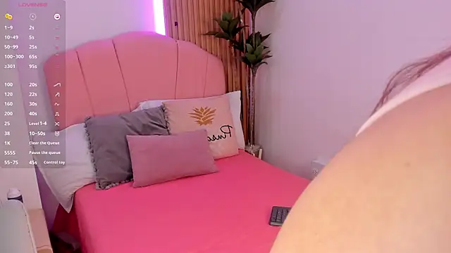 Victoria vallejo  online show from November 7, 2025, 11:37 am