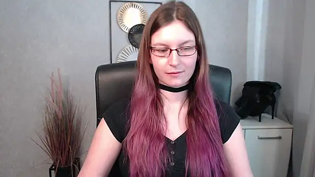 emmaxDelight online show from March 18, 2025, 1:23 pm