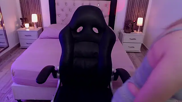 zoe jones13 online show from September 18, 2025, 3:20 am