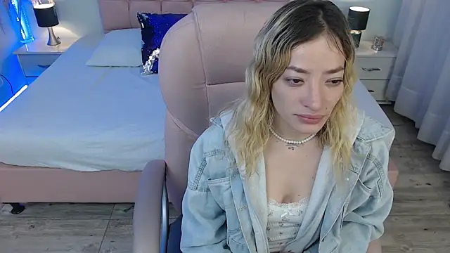 zoe jones13 online show from June 30, 2026, 2:55 am