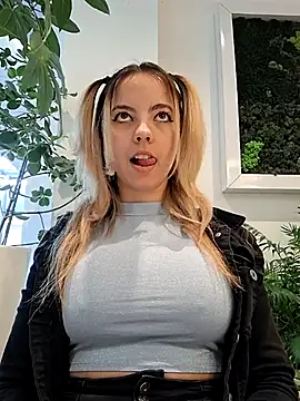 allinqueen online show from February 23, 2025, 1:21 pm