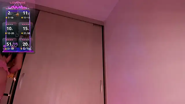 CoralineKam1 online show from September 23, 2025, 5:31 pm