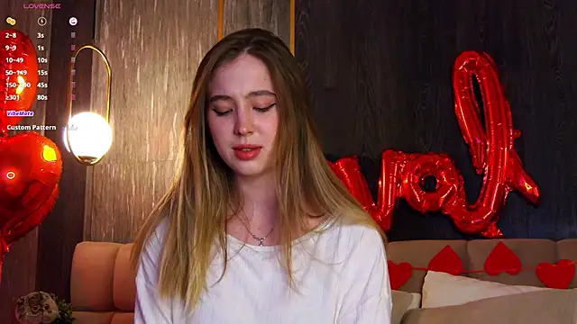 LoraineLuff online show from February 16, 2025, 9:05 pm