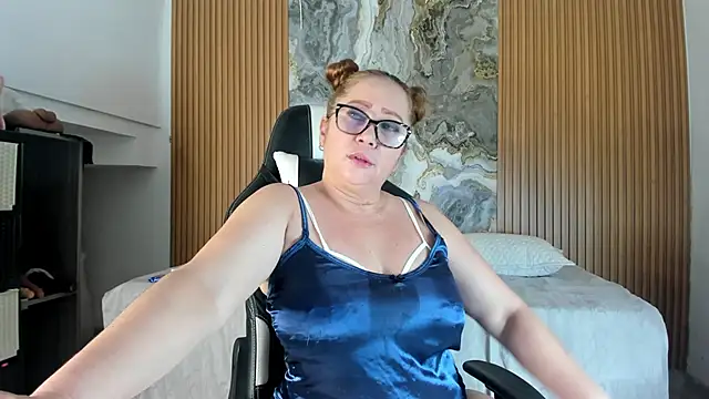 Danna topless online show from November 16, 2025, 11:59 am