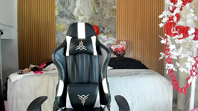 Snapshot of Danna_topless chatting on March 19, 2026, 12:05 pm Danna topless online show from March 19, 2026, 12:05 pm