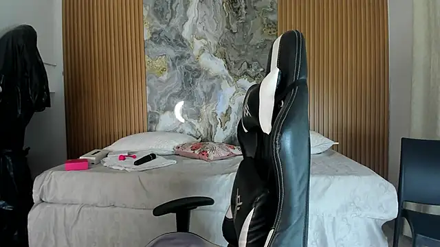 Danna topless online show from November 27, 2025, 12:05 pm