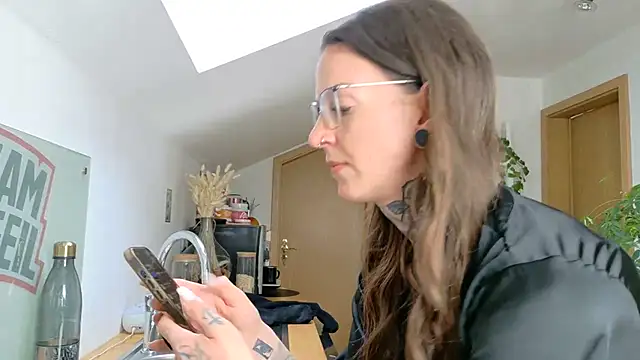 BrownieyQueen online show from March 10, 2025, 9:34 am