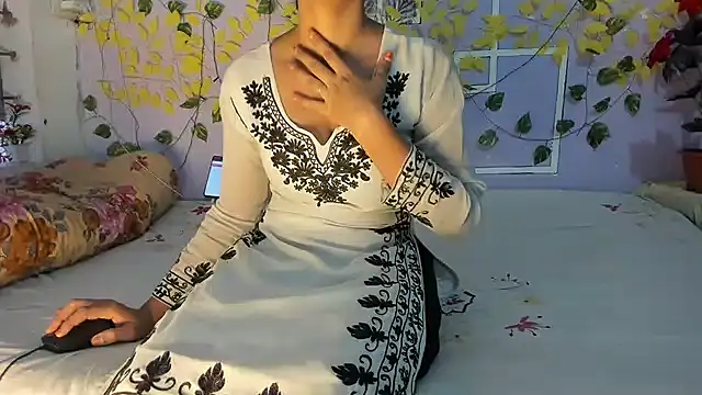 aarjulove online show from May 6, 2026, 2:37 am
