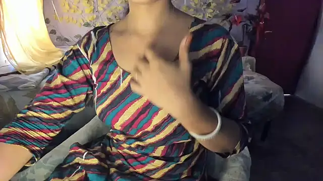aarjulove online show from June 4, 2026, 9:58 am